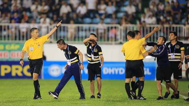 HLV Lê Thụy Hải: 'Trọng tài trận HAGL yếu bản lĩnh'