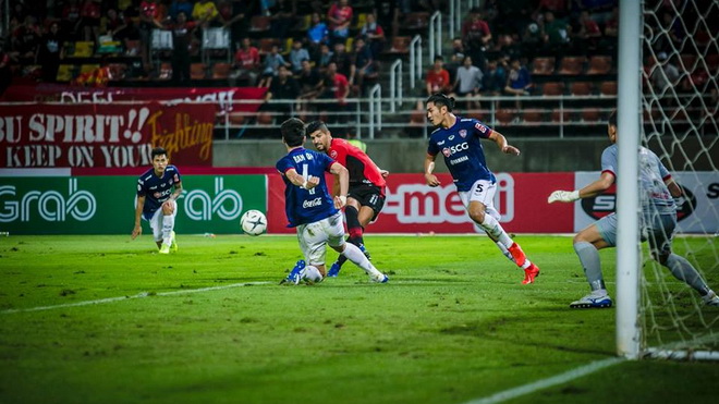 Văn Lâm xuất thần vẫn không cứu được Muangthong United