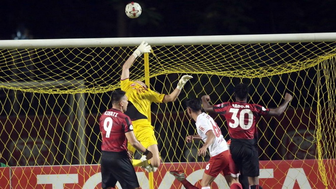 Văn Lâm không thắng được VAR và penalty để cứu Muangthong