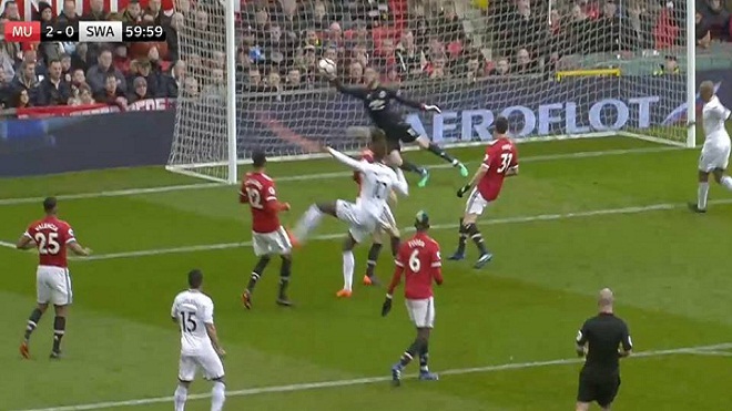 Ngả mũ trước hai pha cứu thua liên tiếp của De Gea trước Swansea