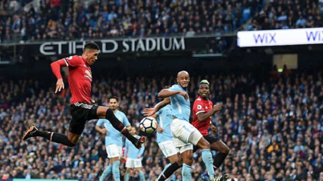 Pep Guardiola lo sốt vó khi Man City thủng lưới 6 bàn sau 2 trận 