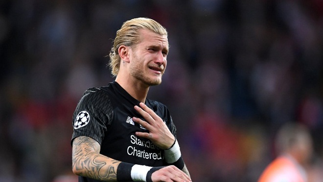 Xúc động hình ảnh Karius rơi lệ đi xin lỗi CĐV Liverpool