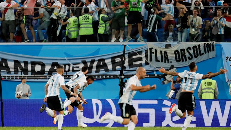 Messi và Rojo ghi bàn đưa Argentina thoát hiểm kịch tính, gặp Pháp ở vòng 1/8