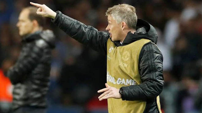 Fan ngơ ngác vì Solskjaer phải mặc áo bib trong trận đấu với PSG