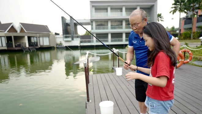 VIDEO: Cư dân mạng xôn xao bé gái được HLV Park Hang Seo dạy câu cá 