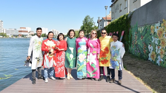 Chiêm ngưỡng sưu tập áo dài Việt Nam trên nước Pháp