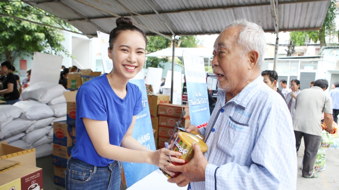 Người đẹp Miss World Việt Nam chuẩn bị gần 7 tấn hàng cho 'Phiên chợ tử tế'