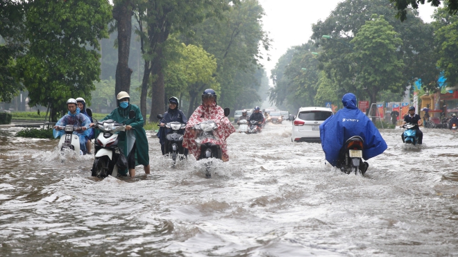 Hình ảnh mưa lớn gây ngập nhiều tuyến phố Hà Nội