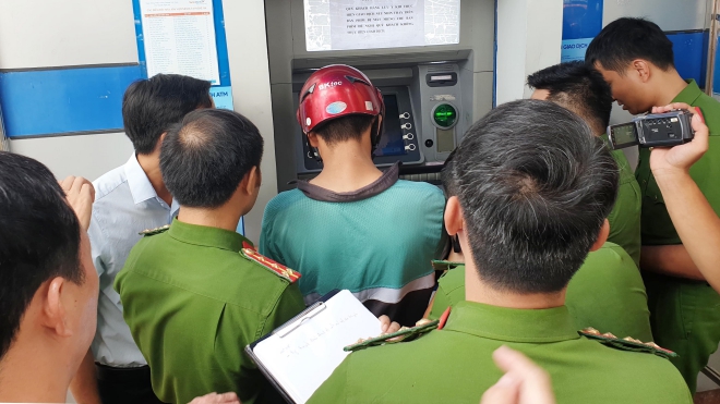 Nghệ An: Phát hiện nhóm người Trung Quốc làm giả thẻ ATM để chiếm đoạt tài sản