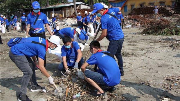 Chung tay dọn rác, làm sạch khu vực sông Hồng và cầu Long Biên