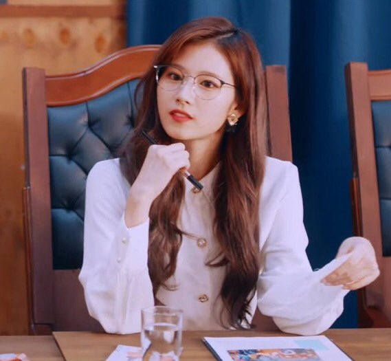 Sana (TWICE), Sana (TWICE) 'biến hóa khôn lường' với kính cận, Sana, sức hút trái ngược của sana