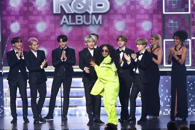 BTS, Bảo tàng Grammy trưng bày trang phục BTS, Trang phục của BTS trong bảo tàng, trang phuc bts, Grammy Music Awards 2019, Rihanna, Alicia Keys, Miranda Lambert