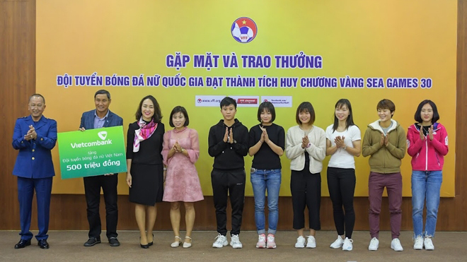 HLV Mai Đức Chung mong học trò tập trung cao độ sau khi nhận cả trăm tỷ