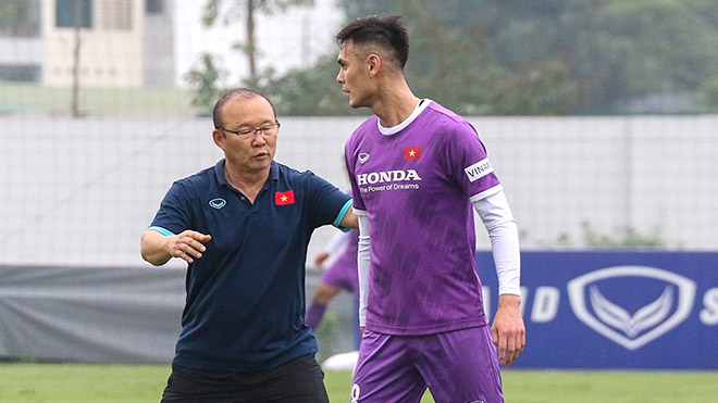 bóng đá Việt Nam, dtvn, trung vệ việt kiều, schdmidt, trung vệ schdmidt, Việt Nam vs Oman, Việt Nam vs Nhật Bản, V-League, Hải Phòng, Bình Định, VFF