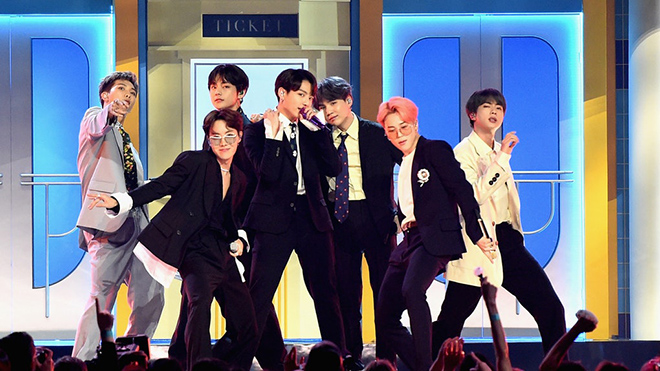 BTS, Màn diễn của BTS ở Saudi Arabia gây phẫn nộ, Love Yourself Speak Yourself, Boy With Luv, BTS news, BTS tin tức, BTS Đồng tính, BTS song tính