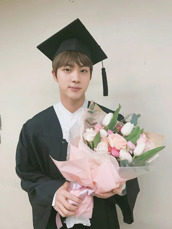 BTS, Jin, Jin khuyên sĩ tử mùa thi, Jin tốt nghiệp Đại học Konkuk, Dynamite