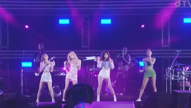 Blackpink, Jennie, Jennie trang phục nhức mắt, Lisa, Rose, Jisoo Blackpink, Jennie Blackpink lại mặc trang phục sân khấu gây nhức mắt, fan phàn nàn, Jennie Blackpink