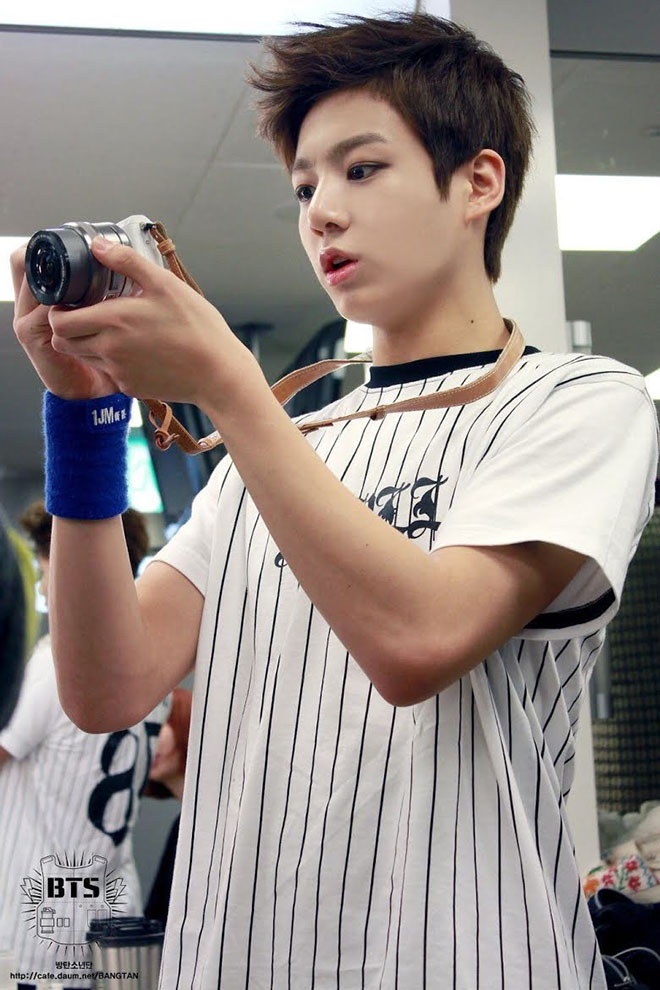 BTS, Jungkook, Niềm đam mê camera của Jungkook, Life Goes On, Jungkook đạo diễn