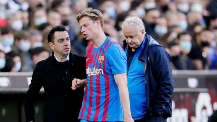 Chiều ý Barca, Xavi gây sốc cho De Jong