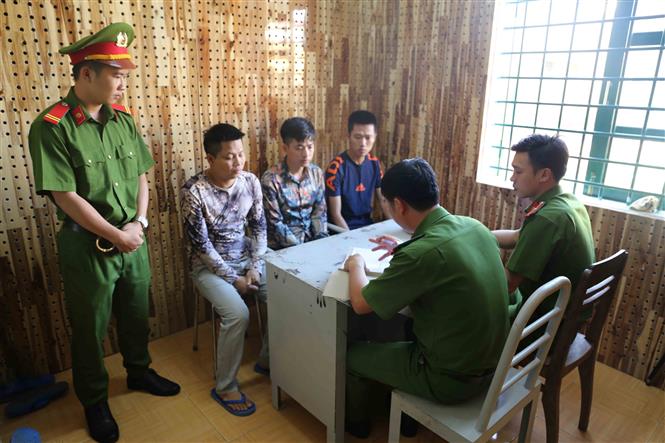  Trong ảnh: Đại tá Lê Văn Tuyến (thứ 3 từ trái qua) thưởng nóng cho ban chuyên án. Ảnh: TTXVN phát  Trong ảnh: Tang vật vụ án. Ảnh: TTXVN phát  Trong ảnh: Các đối tượng bị bắt. Ảnh: TTXVN phát