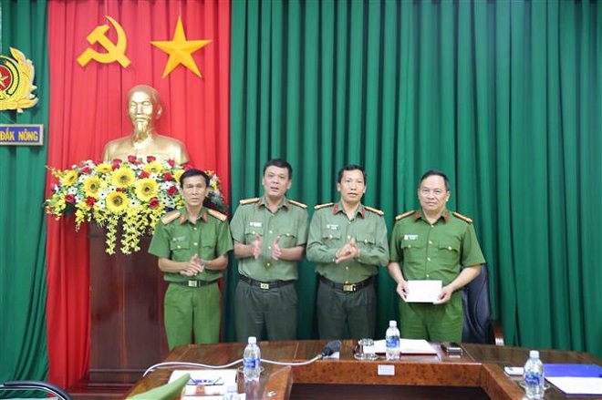  Trong ảnh: Đại tá Lê Văn Tuyến (thứ 3 từ trái qua) thưởng nóng cho ban chuyên án. Ảnh: TTXVN phát  Trong ảnh: Tang vật vụ án. Ảnh: TTXVN phát  Trong ảnh: Các đối tượng bị bắt. Ảnh: TTXVN phát