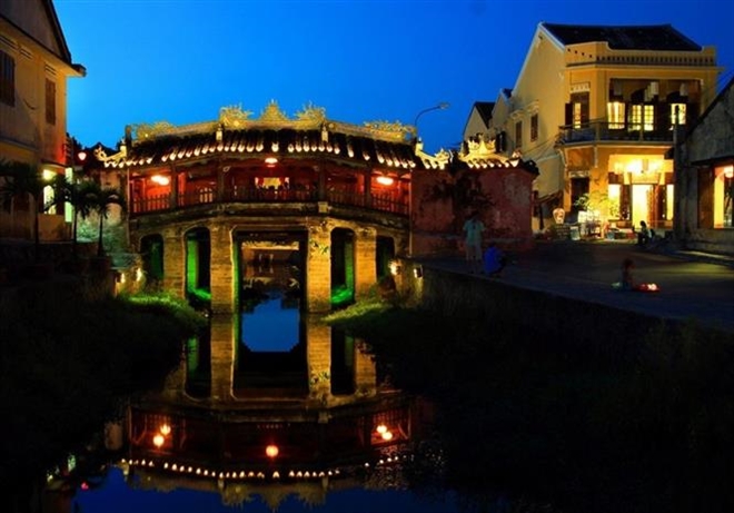 Trong ảnh: Chùa Cầu (còn gọi chùa Nhật Bản), công trình kiến trúc do các thương gia Nhật Bản đến buôn bán tại Hội An xây dựng vào khoảng giữa thế kỷ 16. Đây là một trong những điểm đến hấp dẫn du khách cả ban ngày lẫn ban đêm. Ảnh: TTXVN