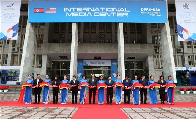 Trong ảnh: Phó Thủ tướng, Bộ trưởng Bộ Ngoại giao Phạm Bình Minh và các đại biểu cắt băng khai trương Trung tâm Báo chí quốc tế phục vụ Hội nghị Thượng đỉnh Mỹ - Triều Tiên lần thứ hai. Ảnh: Văn Điệp – TTXVN