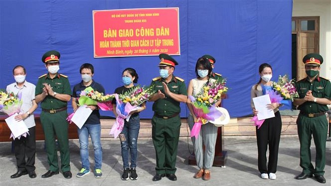 Dịch COVID-19: Ninh Bình bàn giao 81 công dân hoàn thành thời gian cách ly trở về địa phương