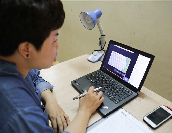  Trong ảnh: Nhân viên y tế Trường THPT Nguyễn Gia Thiều, quận Long Biên hướng dẫn giáo viên sử dụng thiết bị đo thân nhiệt đúng cách. Ảnh: Thanh Tùng - TTXVN  Trong ảnh: Trường THPT Nguyễn Gia Thiều, quận Long Biên hoàn thành vệ sinh, khử khuẩn và các công tác chuẩn bị khác, sẵn sàng đón học sinh trở lại trường từ 4/5. Ảnh: Thanh Tùng - TTXVN  Trong ảnh: Nhiều Trường THPT họp trực tuyến giữa giáo viên chủ nhiệm với học sinh để dặn dò các em chuẩn bị tốt hành trang cho bản thân khi trở lại học vào ngày 4/5 tới đây. Ảnh: TTXVN phát  Trong ảnh: Phụ huynh cùng giáo viên Trường THCS Nghĩa Tân, quận Cầu Giấy tiến hành vệ sinh, khử khuẩn toàn bộ trường học, sẵn sàng đón học sinh trở lại trường từ 4/5. Ảnh: Thanh Tùng - TTXVN  Trong ảnh: Thông tin khuyến cáo về phòng, chống dịch được dán trong các trường học để tuyên truyền, nâng cao nhận thức cho học sinh. Ảnh: Thanh Tùng - TTXVN  Trong ảnh: Phụ huynh cùng giáo viên Trường THPT Nguyễn Gia Thiều, quận Long Biên tiến hành vệ sinh, khử khuẩn toàn bộ trường học, sẵn sàng đón học sinh trở lại trường từ 4/5. Ảnh: Thanh Tùng - TTXVN  Trong ảnh: Phụ huynh cùng giáo viên Trường THPT Nguyễn Gia Thiều, quận Long Biên tiến hành vệ sinh, khử khuẩn toàn bộ trường học, sẵn sàng đón học sinh trở lại trường từ 4/5. Ảnh: Thanh Tùng - TTXVN  Trong ảnh: Nhân viên y tế Trường THPT Nguyễn Gia Thiều, quận Long Biên đặt nước sát khuẩn tay trong mỗi lớp học. Ảnh: Thanh Tùng - TTXVN  Trong ảnh: Phụ huynh cùng giáo viên Trường THCS Nghĩa Tân, quận Cầu Giấy tiến hành vệ sinh, khử khuẩn toàn bộ trường học, sẵn sàng đón học sinh trở lại trường từ 4/5. Ảnh: Thanh Tùng - TTXVN  Trong ảnh: Trường THCS Nghĩa Tân, quận Cầu Giấy hoàn thành vệ sinh, khử khuẩn và các công tác chuẩn bị khác, sẵn sàng đón học sinh trở lại trường từ 4/5. Ảnh: Thanh Tùng - TTXVN  Trong ảnh: Phụ huynh cùng giáo viên Trường THPT Nguyễn Gia Thiều, quận Long Biên tiến hành vệ sinh, khử khuẩn toàn bộ trường học, sẵn sàng đón học sinh trở lại trường từ 4/5. Ảnh: Thanh Tùng - TTXVN  Trong ảnh: Phụ huynh học sinh lớp 10 Trường THPT Cầu Giấy họp trực tuyến với giáo viên về công tác đón học sinh trở lại vào ngày 4/5 tới đây. Ảnh: Thanh Tùng - TTXVN  Trong ảnh: Trường THCS Nghĩa Tân, quận Cầu Giấy hoàn thành vệ sinh, khử khuẩn và các công tác chuẩn bị khác, sẵn sàng đón học sinh trở lại trường từ 4/5. Ảnh: Thanh Tùng - TTXVN  Trong ảnh: Các điểm dễ tiếp xúc như lan can được vệ sinh khử khuẩn kỹ lưỡng. Ảnh: Thanh Tùng - TTXVN  Trong ảnh: Phụ huynh cùng giáo viên Trường THPT Nguyễn Gia Thiều, quận Long Biên tiến hành vệ sinh, khử khuẩn toàn bộ trường học, sẵn sàng đón học sinh trở lại trường từ 4/5. Ảnh: Thanh Tùng - TTXVN  Trong ảnh: Phụ huynh cùng giáo viên Trường THCS Nghĩa Tân, quận Cầu Giấy tiến hành vệ sinh, khử khuẩn toàn bộ trường học, sẵn sàng đón học sinh trở lại trường từ 4/5. Ảnh: Thanh Tùng - TTXVN  Trong ảnh: Trường THPT Nguyễn Gia Thiều, quận Long Biên hoàn thành vệ sinh, khử khuẩn và các công tác chuẩn bị khác, sẵn sàng đón học sinh trở lại trường từ 4/5. Ảnh: Thanh Tùng - TTXVN  Trong ảnh: Thông tin khuyến cáo về phòng, chống dịch được dán trong các trường học để tuyên truyền, nâng cao nhận thức cho học sinh. Ảnh: Thanh Tùng - TTXVN