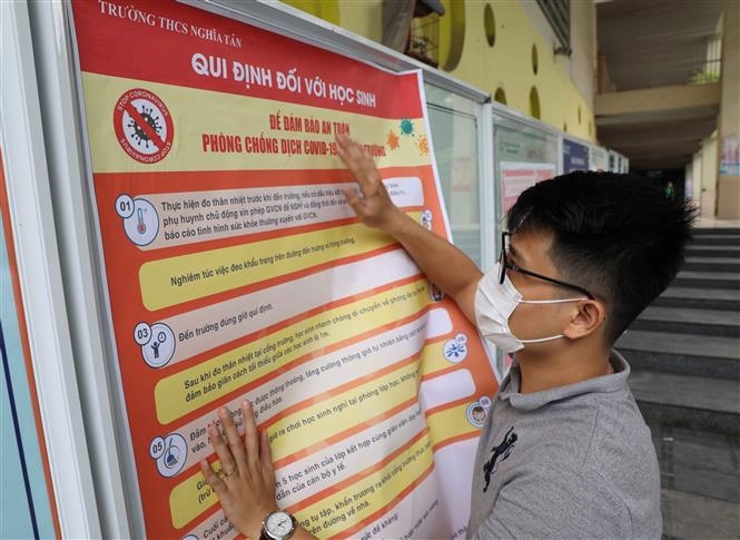  Trong ảnh: Nhân viên y tế Trường THPT Nguyễn Gia Thiều, quận Long Biên hướng dẫn giáo viên sử dụng thiết bị đo thân nhiệt đúng cách. Ảnh: Thanh Tùng - TTXVN  Trong ảnh: Trường THPT Nguyễn Gia Thiều, quận Long Biên hoàn thành vệ sinh, khử khuẩn và các công tác chuẩn bị khác, sẵn sàng đón học sinh trở lại trường từ 4/5. Ảnh: Thanh Tùng - TTXVN  Trong ảnh: Nhiều Trường THPT họp trực tuyến giữa giáo viên chủ nhiệm với học sinh để dặn dò các em chuẩn bị tốt hành trang cho bản thân khi trở lại học vào ngày 4/5 tới đây. Ảnh: TTXVN phát  Trong ảnh: Phụ huynh cùng giáo viên Trường THCS Nghĩa Tân, quận Cầu Giấy tiến hành vệ sinh, khử khuẩn toàn bộ trường học, sẵn sàng đón học sinh trở lại trường từ 4/5. Ảnh: Thanh Tùng - TTXVN  Trong ảnh: Thông tin khuyến cáo về phòng, chống dịch được dán trong các trường học để tuyên truyền, nâng cao nhận thức cho học sinh. Ảnh: Thanh Tùng - TTXVN