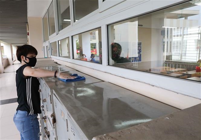  Trong ảnh: Nhân viên y tế Trường THPT Nguyễn Gia Thiều, quận Long Biên hướng dẫn giáo viên sử dụng thiết bị đo thân nhiệt đúng cách. Ảnh: Thanh Tùng - TTXVN  Trong ảnh: Trường THPT Nguyễn Gia Thiều, quận Long Biên hoàn thành vệ sinh, khử khuẩn và các công tác chuẩn bị khác, sẵn sàng đón học sinh trở lại trường từ 4/5. Ảnh: Thanh Tùng - TTXVN  Trong ảnh: Nhiều Trường THPT họp trực tuyến giữa giáo viên chủ nhiệm với học sinh để dặn dò các em chuẩn bị tốt hành trang cho bản thân khi trở lại học vào ngày 4/5 tới đây. Ảnh: TTXVN phát  Trong ảnh: Phụ huynh cùng giáo viên Trường THCS Nghĩa Tân, quận Cầu Giấy tiến hành vệ sinh, khử khuẩn toàn bộ trường học, sẵn sàng đón học sinh trở lại trường từ 4/5. Ảnh: Thanh Tùng - TTXVN