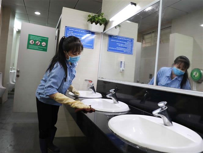  Trong ảnh: Nhân viên y tế Trường THPT Nguyễn Gia Thiều, quận Long Biên hướng dẫn giáo viên sử dụng thiết bị đo thân nhiệt đúng cách. Ảnh: Thanh Tùng - TTXVN  Trong ảnh: Trường THPT Nguyễn Gia Thiều, quận Long Biên hoàn thành vệ sinh, khử khuẩn và các công tác chuẩn bị khác, sẵn sàng đón học sinh trở lại trường từ 4/5. Ảnh: Thanh Tùng - TTXVN  Trong ảnh: Nhiều Trường THPT họp trực tuyến giữa giáo viên chủ nhiệm với học sinh để dặn dò các em chuẩn bị tốt hành trang cho bản thân khi trở lại học vào ngày 4/5 tới đây. Ảnh: TTXVN phát  Trong ảnh: Phụ huynh cùng giáo viên Trường THCS Nghĩa Tân, quận Cầu Giấy tiến hành vệ sinh, khử khuẩn toàn bộ trường học, sẵn sàng đón học sinh trở lại trường từ 4/5. Ảnh: Thanh Tùng - TTXVN  Trong ảnh: Thông tin khuyến cáo về phòng, chống dịch được dán trong các trường học để tuyên truyền, nâng cao nhận thức cho học sinh. Ảnh: Thanh Tùng - TTXVN  Trong ảnh: Phụ huynh cùng giáo viên Trường THPT Nguyễn Gia Thiều, quận Long Biên tiến hành vệ sinh, khử khuẩn toàn bộ trường học, sẵn sàng đón học sinh trở lại trường từ 4/5. Ảnh: Thanh Tùng - TTXVN  Trong ảnh: Phụ huynh cùng giáo viên Trường THPT Nguyễn Gia Thiều, quận Long Biên tiến hành vệ sinh, khử khuẩn toàn bộ trường học, sẵn sàng đón học sinh trở lại trường từ 4/5. Ảnh: Thanh Tùng - TTXVN  Trong ảnh: Nhân viên y tế Trường THPT Nguyễn Gia Thiều, quận Long Biên đặt nước sát khuẩn tay trong mỗi lớp học. Ảnh: Thanh Tùng - TTXVN  Trong ảnh: Phụ huynh cùng giáo viên Trường THCS Nghĩa Tân, quận Cầu Giấy tiến hành vệ sinh, khử khuẩn toàn bộ trường học, sẵn sàng đón học sinh trở lại trường từ 4/5. Ảnh: Thanh Tùng - TTXVN  Trong ảnh: Trường THCS Nghĩa Tân, quận Cầu Giấy hoàn thành vệ sinh, khử khuẩn và các công tác chuẩn bị khác, sẵn sàng đón học sinh trở lại trường từ 4/5. Ảnh: Thanh Tùng - TTXVN  Trong ảnh: Phụ huynh cùng giáo viên Trường THPT Nguyễn Gia Thiều, quận Long Biên tiến hành vệ sinh, khử khuẩn toàn bộ trường học, sẵn sàng đón học sinh trở lại trường từ 4/5. Ảnh: Thanh Tùng - TTXVN  Trong ảnh: Phụ huynh học sinh lớp 10 Trường THPT Cầu Giấy họp trực tuyến với giáo viên về công tác đón học sinh trở lại vào ngày 4/5 tới đây. Ảnh: Thanh Tùng - TTXVN  Trong ảnh: Trường THCS Nghĩa Tân, quận Cầu Giấy hoàn thành vệ sinh, khử khuẩn và các công tác chuẩn bị khác, sẵn sàng đón học sinh trở lại trường từ 4/5. Ảnh: Thanh Tùng - TTXVN  Trong ảnh: Các điểm dễ tiếp xúc như lan can được vệ sinh khử khuẩn kỹ lưỡng. Ảnh: Thanh Tùng - TTXVN  Trong ảnh: Phụ huynh cùng giáo viên Trường THPT Nguyễn Gia Thiều, quận Long Biên tiến hành vệ sinh, khử khuẩn toàn bộ trường học, sẵn sàng đón học sinh trở lại trường từ 4/5. Ảnh: Thanh Tùng - TTXVN  Trong ảnh: Phụ huynh cùng giáo viên Trường THCS Nghĩa Tân, quận Cầu Giấy tiến hành vệ sinh, khử khuẩn toàn bộ trường học, sẵn sàng đón học sinh trở lại trường từ 4/5. Ảnh: Thanh Tùng - TTXVN  Trong ảnh: Trường THPT Nguyễn Gia Thiều, quận Long Biên hoàn thành vệ sinh, khử khuẩn và các công tác chuẩn bị khác, sẵn sàng đón học sinh trở lại trường từ 4/5. Ảnh: Thanh Tùng - TTXVN  Trong ảnh: Thông tin khuyến cáo về phòng, chống dịch được dán trong các trường học để tuyên truyền, nâng cao nhận thức cho học sinh. Ảnh: Thanh Tùng - TTXVN