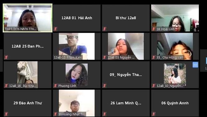  Trong ảnh: Nhân viên y tế Trường THPT Nguyễn Gia Thiều, quận Long Biên hướng dẫn giáo viên sử dụng thiết bị đo thân nhiệt đúng cách. Ảnh: Thanh Tùng - TTXVN  Trong ảnh: Trường THPT Nguyễn Gia Thiều, quận Long Biên hoàn thành vệ sinh, khử khuẩn và các công tác chuẩn bị khác, sẵn sàng đón học sinh trở lại trường từ 4/5. Ảnh: Thanh Tùng - TTXVN  Trong ảnh: Nhiều Trường THPT họp trực tuyến giữa giáo viên chủ nhiệm với học sinh để dặn dò các em chuẩn bị tốt hành trang cho bản thân khi trở lại học vào ngày 4/5 tới đây. Ảnh: TTXVN phát