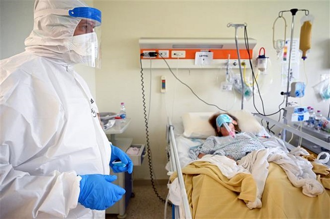 Trong ảnh: Nhân viên y tế kiểm tra tình trạng của bệnh nhân nhiễm COVID-19 tại bệnh viện San Filippo Neri ở Rome, Italy ngày 29/4/2020. Ảnh: AFP/TTXVN