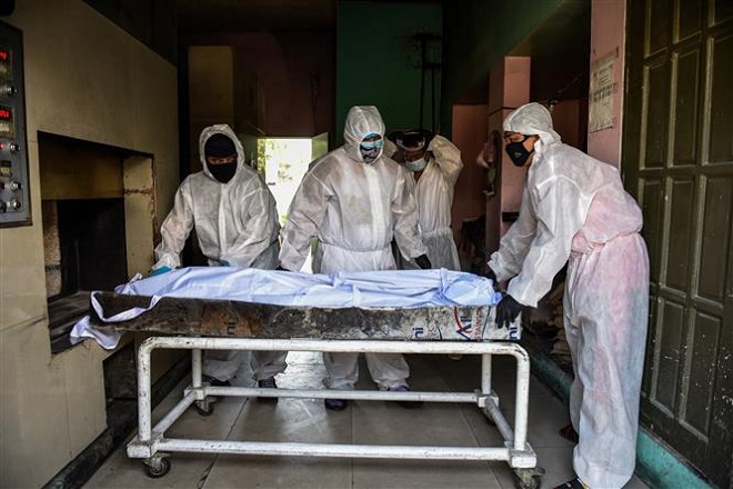 Trong ảnh: Nhân viên y tế chuyển thi thể bệnh nhân COVID-19 tại Manila, Philippines ngày 29/4/2020. Ảnh: AFP/ TTXVN