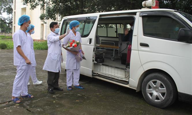 Trong ảnh: Bệnh viện Đa khoa huyện Nho Quan bố trí xe đưa bệnh nhân về nhà tại huyện Can Lộc, tỉnh Hà Tĩnh. Ảnh: Hải Yến-TTXVN