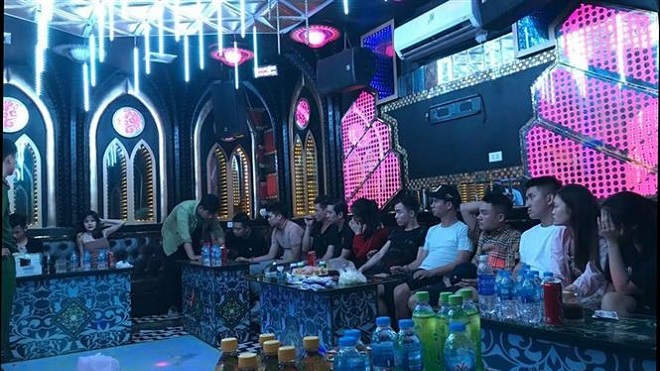 Bắt giữ 13 đối tượng tụ tập, sử dụng ma túy trong quán karaoke tại Nam Định