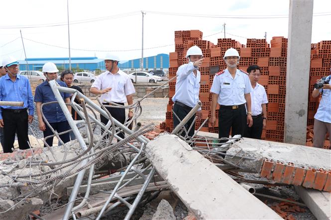 Trong ảnh: Thứ trưởng Lê Quang Hùng cùng đoàn công tác liên bộ kiểm tra hiện trường sập công trình xây dựng. Ảnh: Sỹ Tuyên – TTXVN