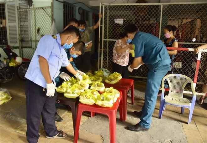 Các cơ quan chức năng cung cấp suất ăn cho người dân Chung cư 1A - 1B Nguyễn Đình Chiểu sau khi chung cư bị phong tỏa.