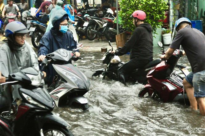 Trong ảnh: Dòng xe di chuyển khó khăn trên đường Huỳnh Tấn Phát (quận 7). Ảnh: Hồng Giang - TTXVN