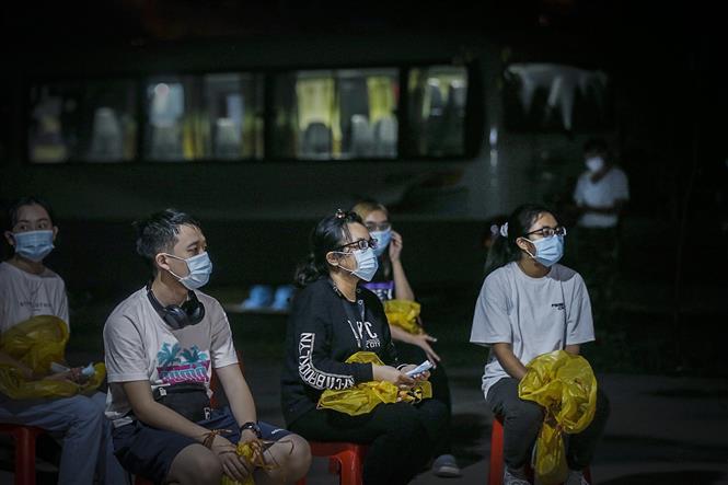 Công dân ngồi chờ làm các thủ tục theo quy định trước khi vào khu cách ly. Ảnh: Trọng Đạt - TTXVN