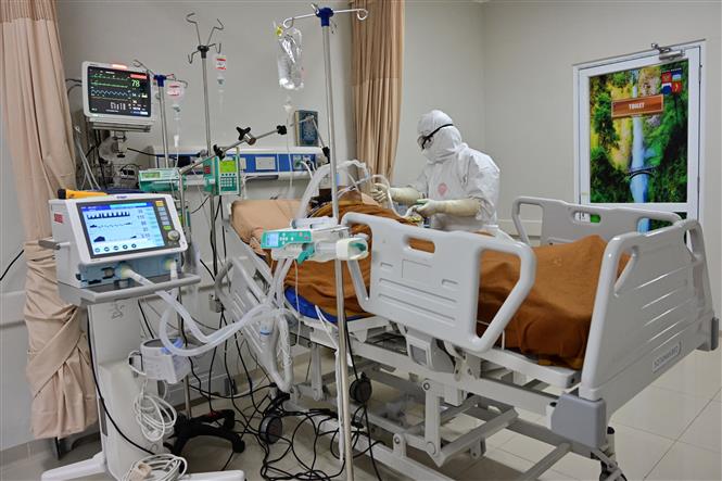  Điều trị cho bệnh nhân nhiễm COVID-19 tại Bogor, Tây Java, Indonesia. Ảnh: AFP/TTXVN