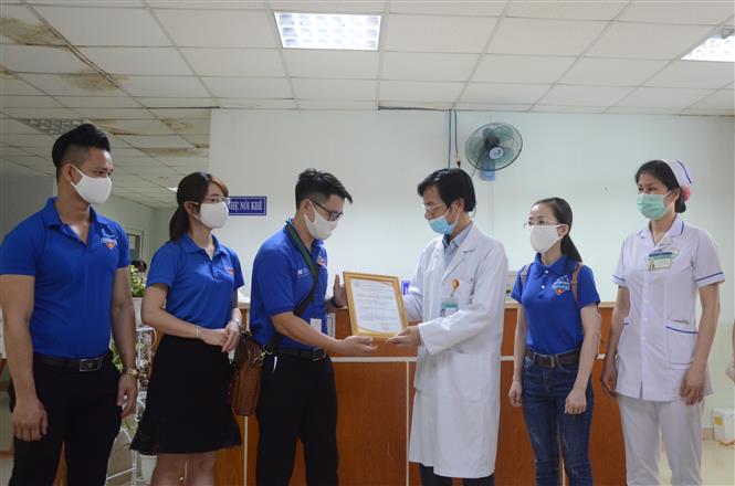 Đoàn Khối các cơ quan Trung ương tặng quà hỗ trợ bệnh nhân khó khăn ảnh hưởng dịch COVID-19