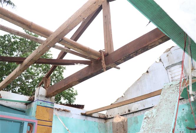 Nhà một hộ dân thị xã Sông Cầu bị tốc mái do bão số 9. Ảnh: Phạm Cường-TTXVN