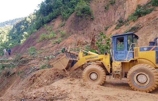 Lực lượng chức năng mở đường vào điểm sạt lở xã trà Vân, huyện Nam Trà My. Ảnh: TTXVN phát