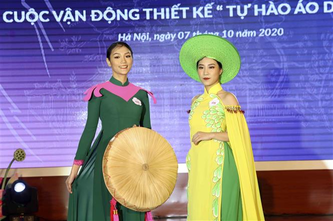 Các mẫu áo dài trình diễn tại chương trình. Ảnh: Tuấn Đức – TTXVN