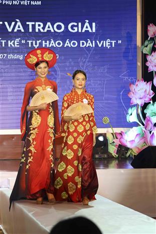  Các mẫu áo dài trình diễn tại chương trình. Ảnh: Tuấn Đức – TTXVN
