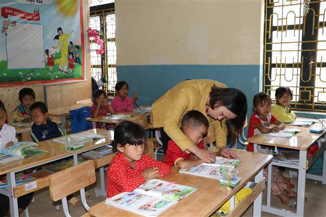 Nhiều em học sinh lớp 1 Trường Phổ thông dân tộc bán trú Tiểu học Lản Nhì Thàng, huyện Phong Thổ (Lai Châu) khó khăn khi phát âm, ghép từ. Ảnh: Đinh Thùy-TTXVN