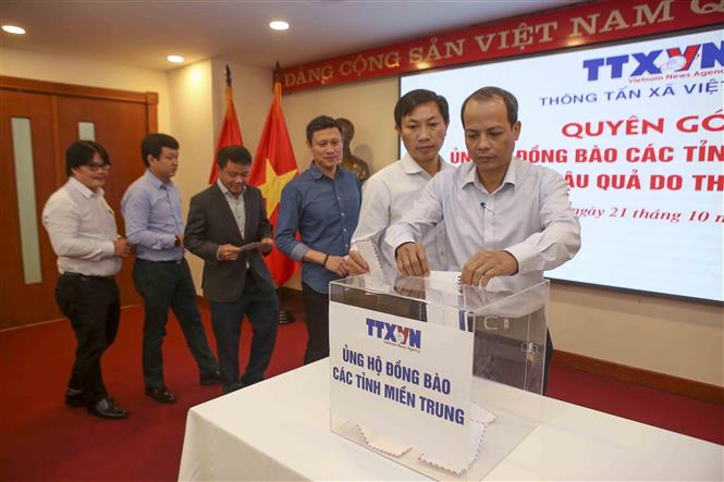 Cán bộ, viên chức TTXVN tham gia quyên góp. Ảnh: Tuấn Đức - TTXVN