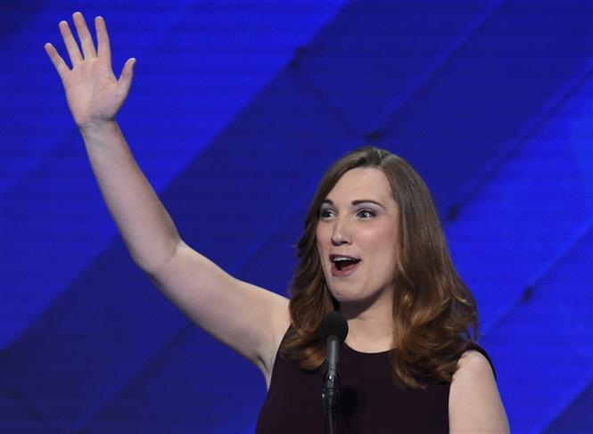 Bà Sarah McBride phát biểu tại một hội nghị ở thành phố Philadelphia, bang Pennsylvania ngày 28/7/2016. Ảnh: AFP/TTXVN